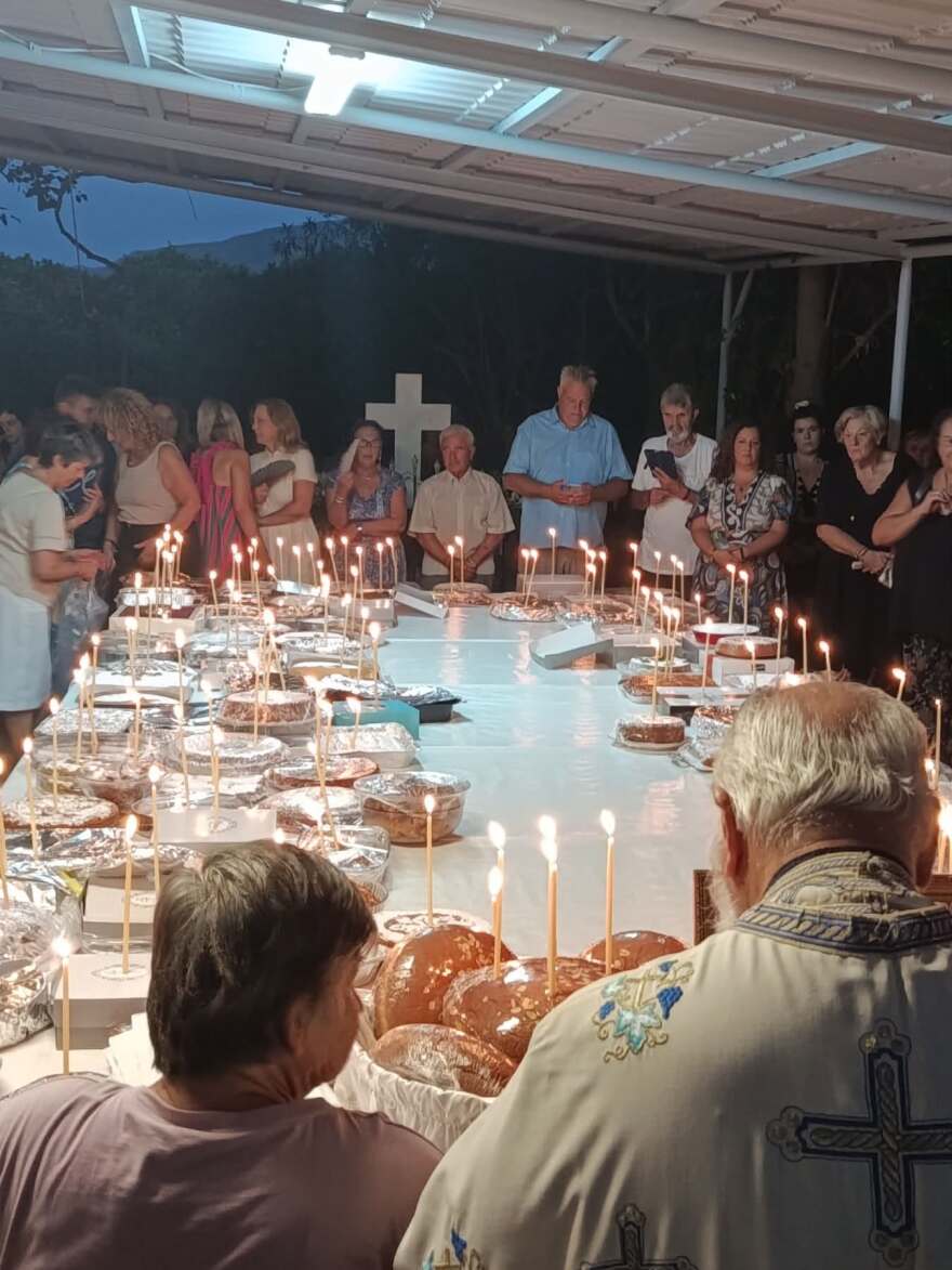 Γέμισαν φανουρόπιτες οι εκκλησίες σε όλη την Ελλάδα, δείτε φωτογραφίες και βίντεο