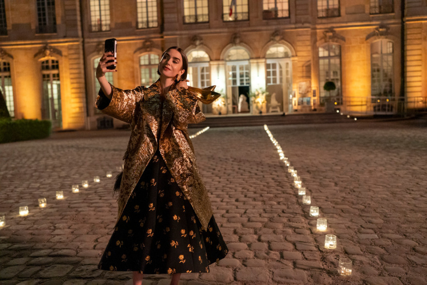  Emily in Paris: Οι πρώτες εικόνες από το φινάλε

