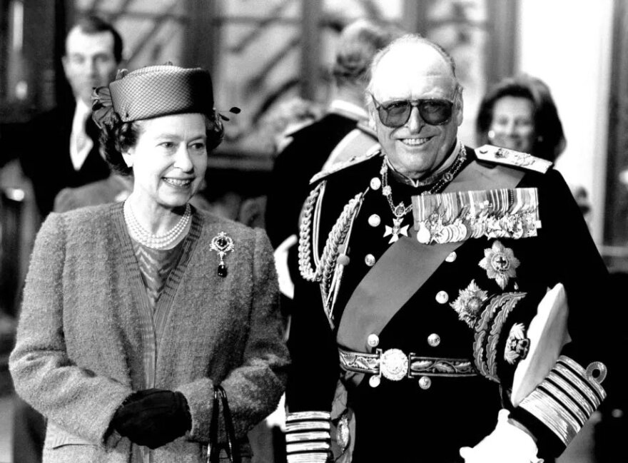 &Eta; &zeta;&omega;ή &kappa;&alpha;&iota; &tau;&omicron; &tau;έ&lambda;&omicron;&sigmaf; &tau;&omicron;&upsilon; &beta;&alpha;&sigma;&iota;&lambda;&iota;ά &Chi;ά&rho;&alpha;&lambda;&nu;&tau; &tau;&eta;&sigmaf; &Nu;&omicron;&rho;&beta;&eta;&gamma;ί&alpha;&sigmaf;: &Eta; &alpha;&pi;&epsilon;&iota;&lambda;ή &tau;&omega;&nu; &Nu;&alpha;&zeta;ί &kappa;&alpha;&iota; &omicron; &alpha;&pi;&alpha;&gamma;&omicron;&rho;&epsilon;&upsilon;&mu;έ&nu;&omicron;&sigmaf; έ&rho;&omega;&tau;&alpha;&sigmaf; &pi;&omicron;&upsilon; &nu;ί&kappa;&eta;&sigma;&epsilon; &tau;&omicron; &pi;&alpha;&lambda;ά&tau;&iota;
