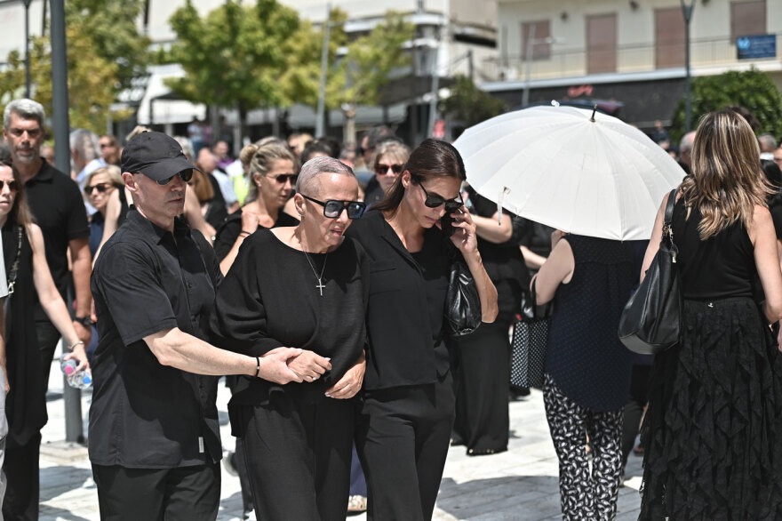 Συγκίνηση στο τελευταίο αντίο στον Δημήτρη Κόκοτα: «Ξέρω ότι θα μας προσέχει, τον ευχαριστώ για το παιδί μας» είπε η σύζυγός του στον επικήδειο