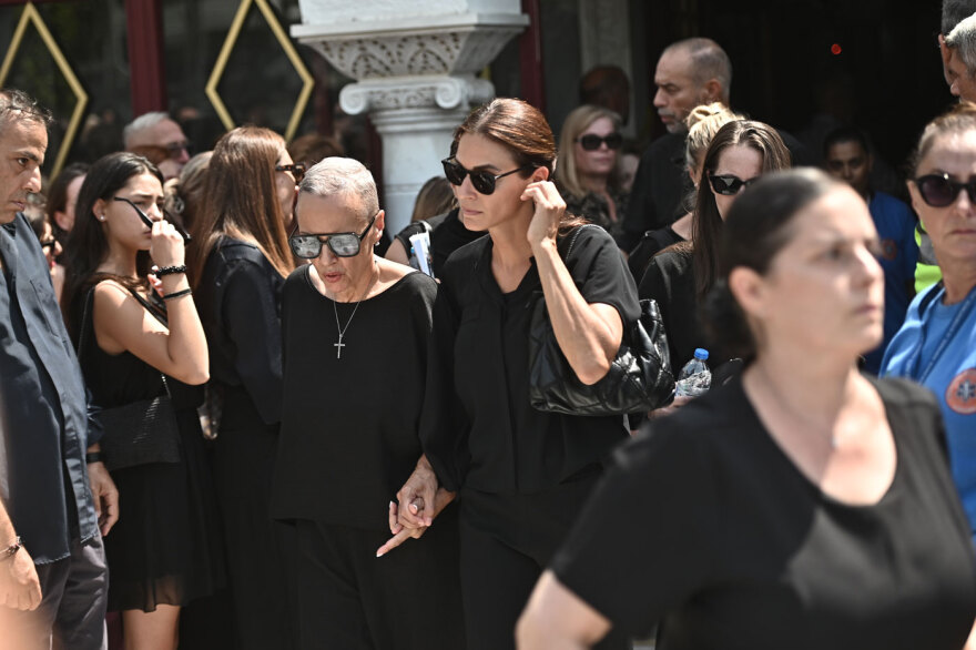 Συγκίνηση στο τελευταίο αντίο στον Δημήτρη Κόκοτα: «Ξέρω ότι θα μας προσέχει, τον ευχαριστώ για το παιδί μας» είπε η σύζυγός του στον επικήδειο
