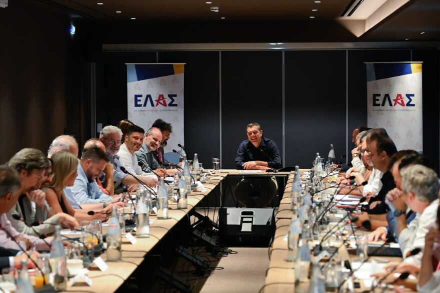 Τσίπρας: Να παράγουμε περισσότερα, να μοιράζουμε δικαιότερα, να ζούμε καλύτερα, το Σχέδιο Εθνικής Ανασυγκρότησης της ΕΛΑΣ