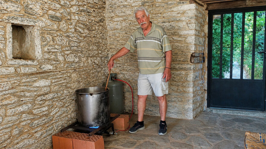 Αναβίωσε και φέτος στον Άγιο Γεώργιο Νηλείας το έθιμο της παραδοσιακής φάβας από κουκιά