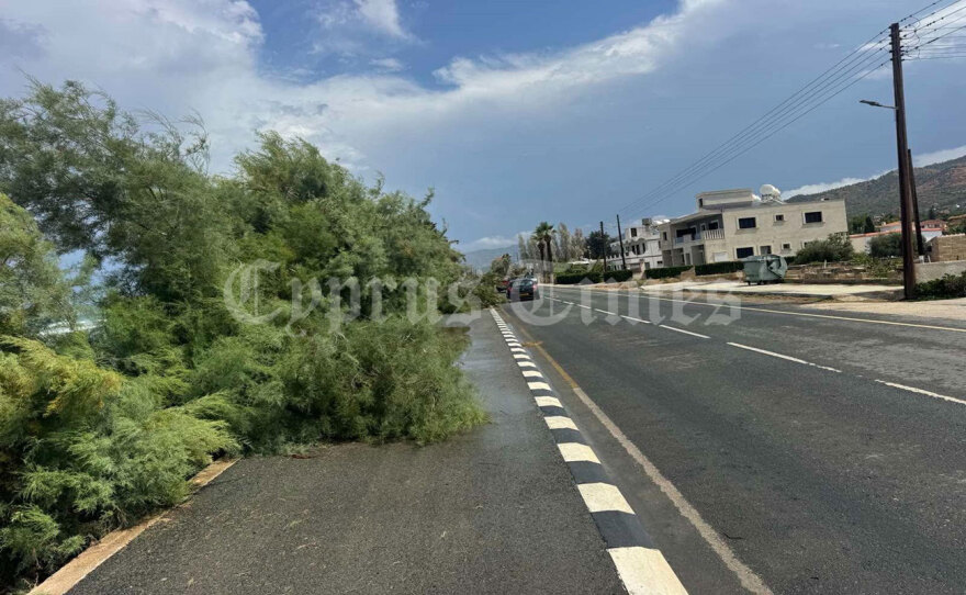 Σφοδρή κακοκαιρία σαρώνει την Κύπρο, κεραυνός χτύπησε 45χρονο