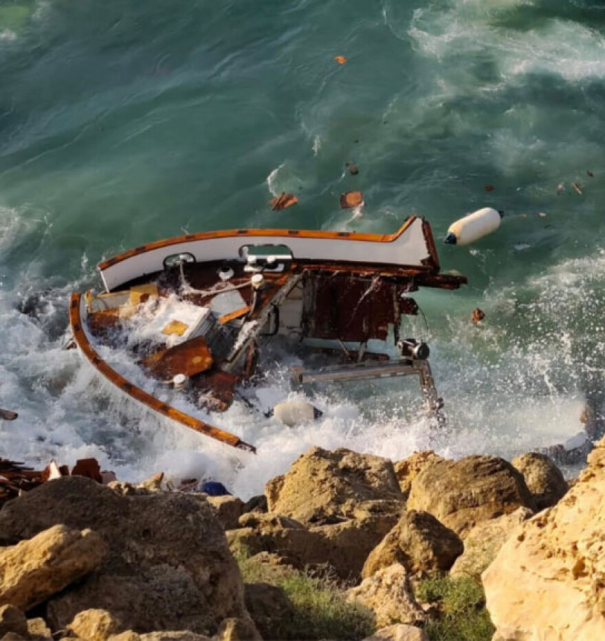 Νεκρός γνωστός επιχειρηματίας από την κακοκαιρία στην Κύπρο: Το σκάφος του διαλύθηκε στα βράχια, βίντεο από τις δραματικές στιγμές στο Κάβο Γκρέκο