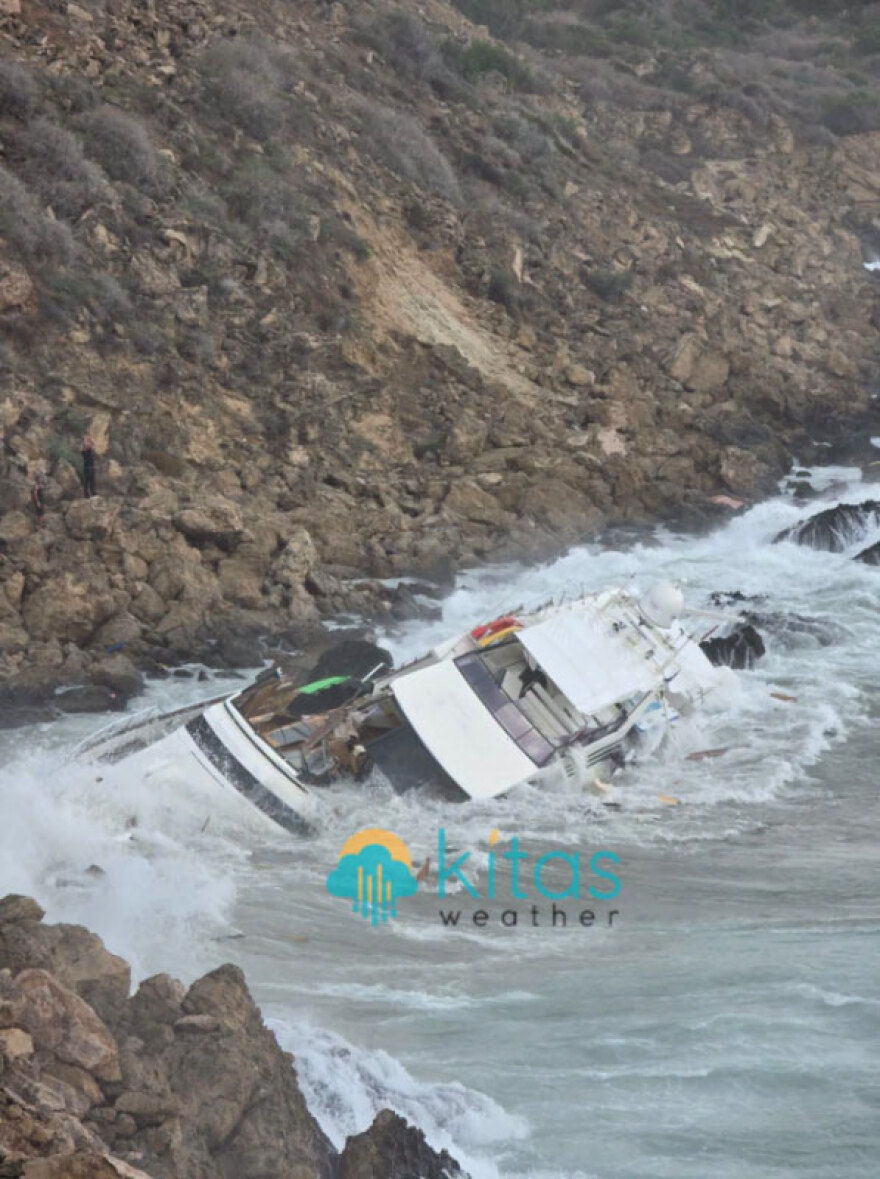 Νεκρός γνωστός επιχειρηματίας από την κακοκαιρία στην Κύπρο: Το σκάφος του διαλύθηκε στα βράχια, βίντεο από τις δραματικές στιγμές στο Κάβο Γκρέκο