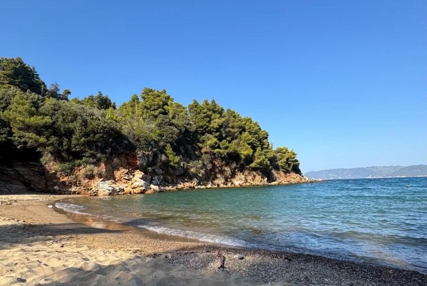 Η Κλέλια Ανδριολάτου πόζαρε τόπλες σε παραλία στο Πήλιο, δείτε φωτογραφία