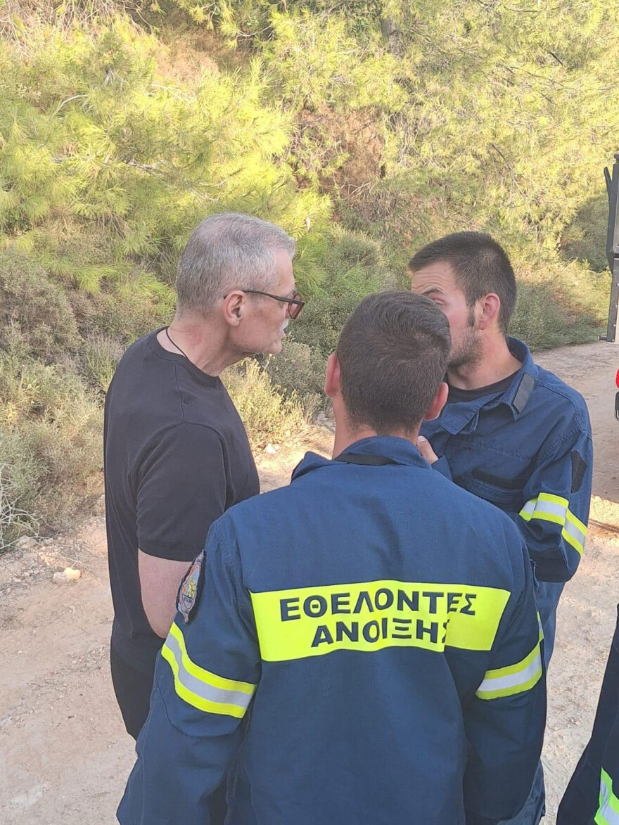 Στο πύρινο μέτωπο του Ωρωπού ο Τουρνάς, συνομίλησε με τους πυροσβέστες που επιχειρούσαν, δείτε φωτογραφίες