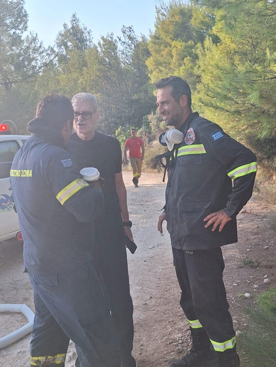 Στο πύρινο μέτωπο του Ωρωπού ο Τουρνάς, συνομίλησε με τους πυροσβέστες που επιχειρούσαν, δείτε φωτογραφίες