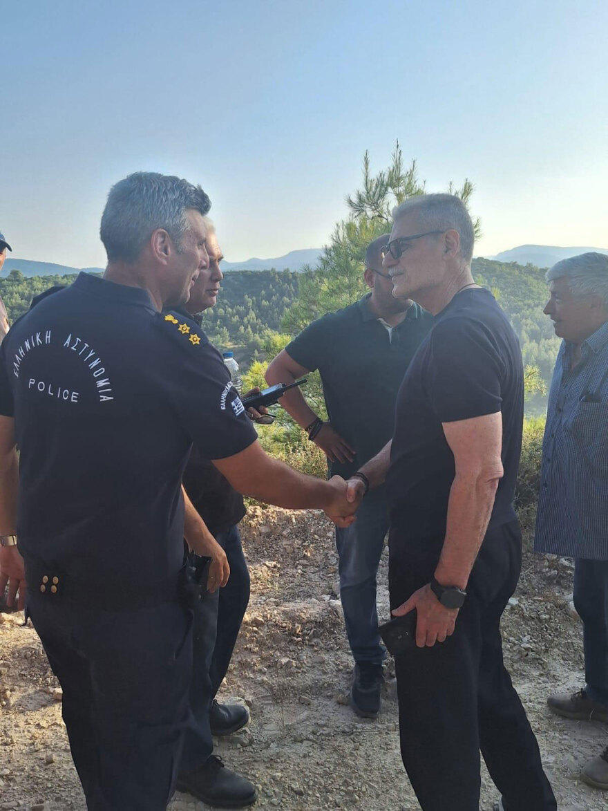 Στο πύρινο μέτωπο του Ωρωπού ο Τουρνάς, συνομίλησε με τους πυροσβέστες που επιχειρούσαν, δείτε φωτογραφίες