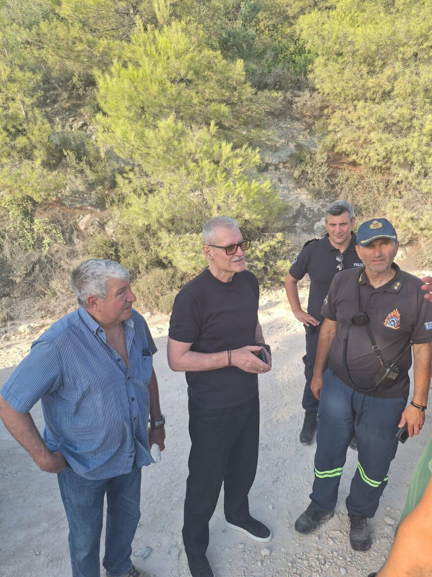 Στο πύρινο μέτωπο του Ωρωπού ο Τουρνάς, συνομίλησε με τους πυροσβέστες που επιχειρούσαν, δείτε φωτογραφίες