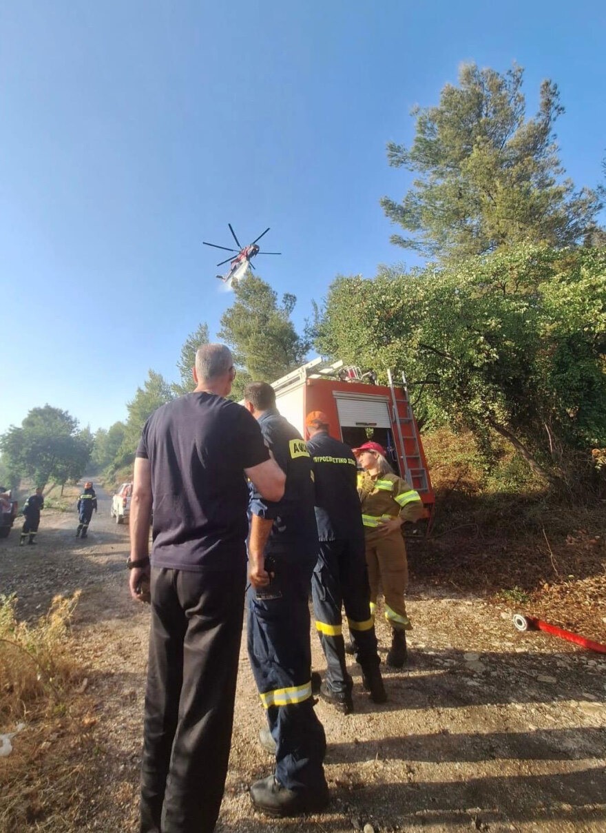 Στο πύρινο μέτωπο του Ωρωπού ο Τουρνάς, συνομίλησε με τους πυροσβέστες που επιχειρούσαν, δείτε φωτογραφίες