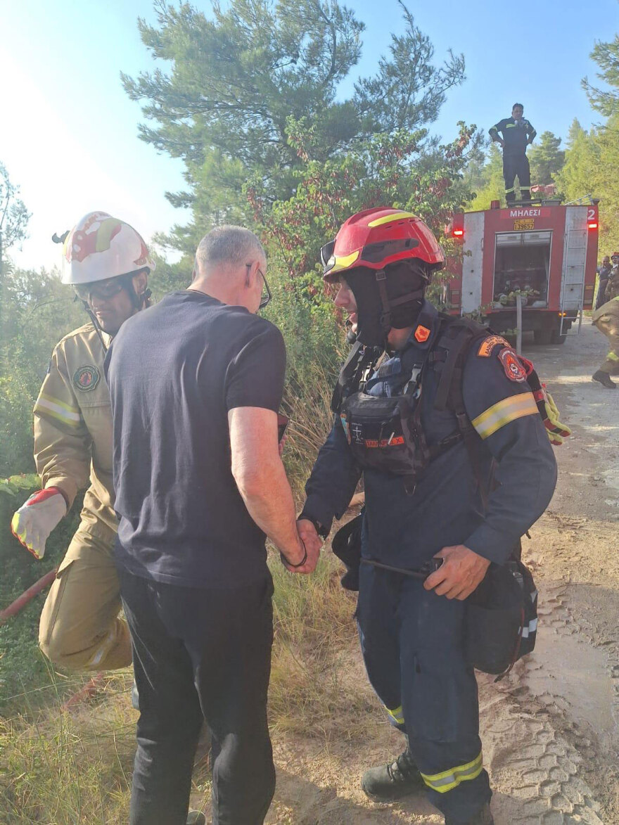 Στο πύρινο μέτωπο του Ωρωπού ο Τουρνάς, συνομίλησε με τους πυροσβέστες που επιχειρούσαν, δείτε φωτογραφίες