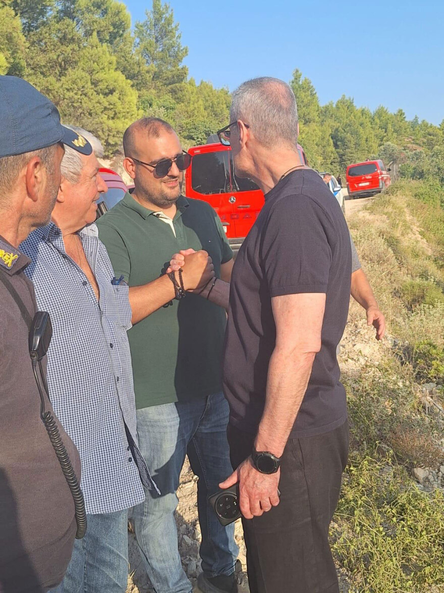 Στο πύρινο μέτωπο του Ωρωπού ο Τουρνάς, συνομίλησε με τους πυροσβέστες που επιχειρούσαν, δείτε φωτογραφίες