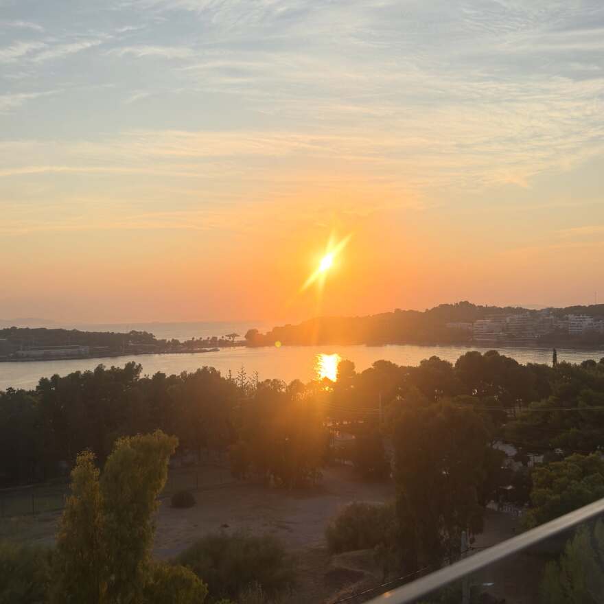 Η Καλομοίρα και ο Γιώργος Μπούσαλης έγιναν κουμπάροι: Ένα υπέροχο καλοκαίρι και ένας όμορφος γάμος, έγραψε η τραγουδίστρια