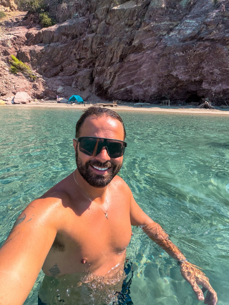 Ενθουσιασμένος ο Ηλίας Βρεττός με τη Σκύρο: «Ο παράδεισος βρέθηκε», τα στιγμιότυπα που ανέβασε με τη σύζυγό του