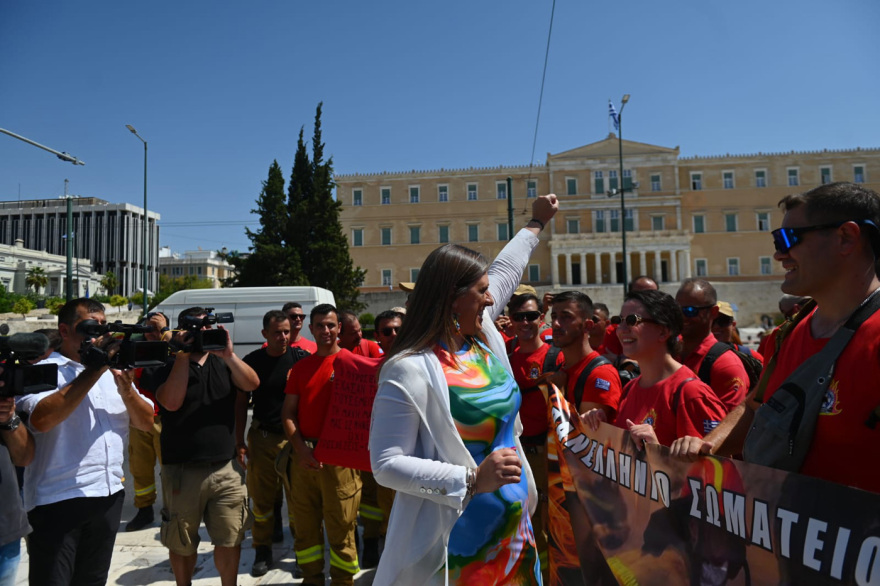 «Ήρθε η ώρα να βγάλουμε τα μπεζ, οι καταστροφές δεν είναι εποχικές»: Στους δρόμους οι εποχικοί πυροσβέστες, δείτε βίντεο