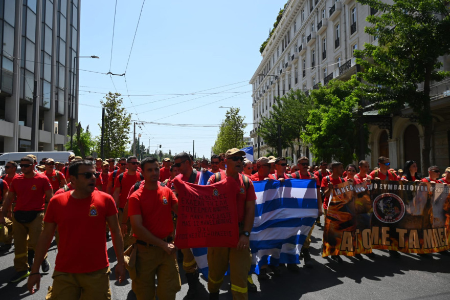 «Ήρθε η ώρα να βγάλουμε τα μπεζ, οι καταστροφές δεν είναι εποχικές»: Στους δρόμους οι εποχικοί πυροσβέστες, δείτε βίντεο