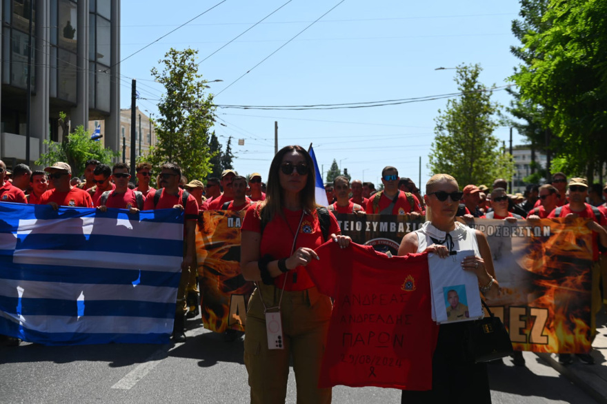 «Ήρθε η ώρα να βγάλουμε τα μπεζ, οι καταστροφές δεν είναι εποχικές»: Στους δρόμους οι εποχικοί πυροσβέστες, δείτε βίντεο