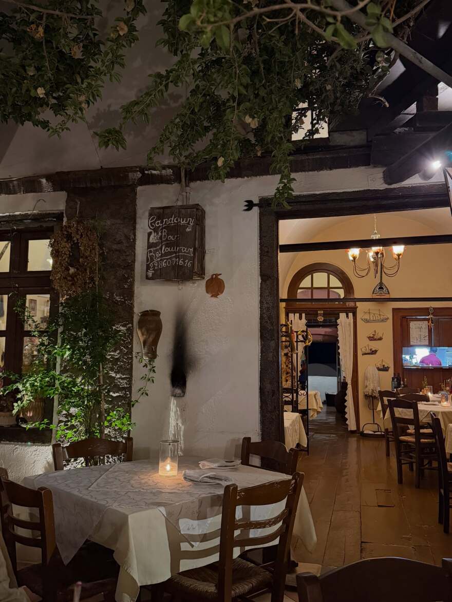 Κόνι Μεταξά: Οι φωτογραφίες από τις διακοπές της στη Σαντορίνη και οι πόζες με μαγιό 