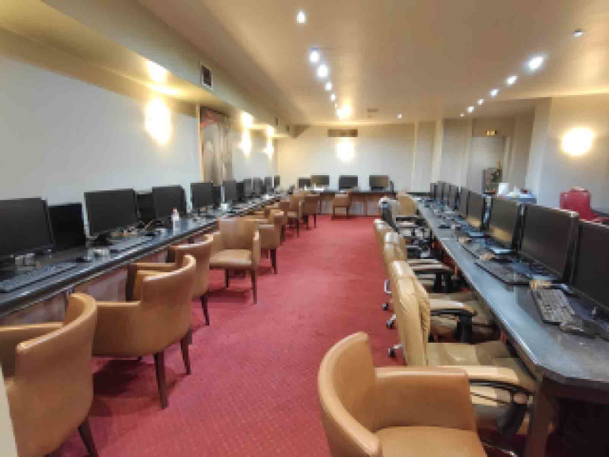 Εντοπίστηκε παράνομο καζίνο με δεκάδες υπολογιστές στην Καλλιθέα, 6 συλλήψεις
