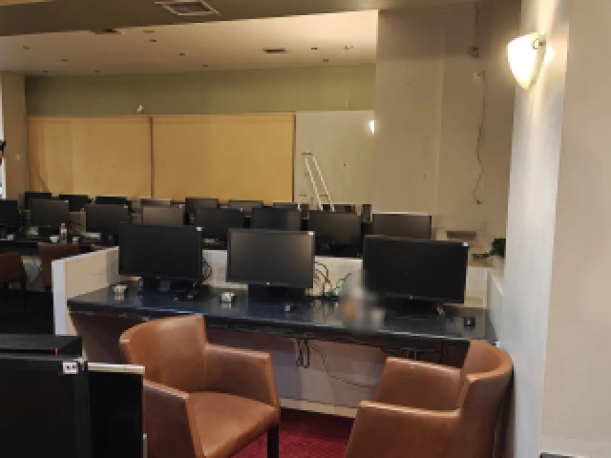 Εντοπίστηκε παράνομο καζίνο με δεκάδες υπολογιστές στην Καλλιθέα, 6 συλλήψεις
