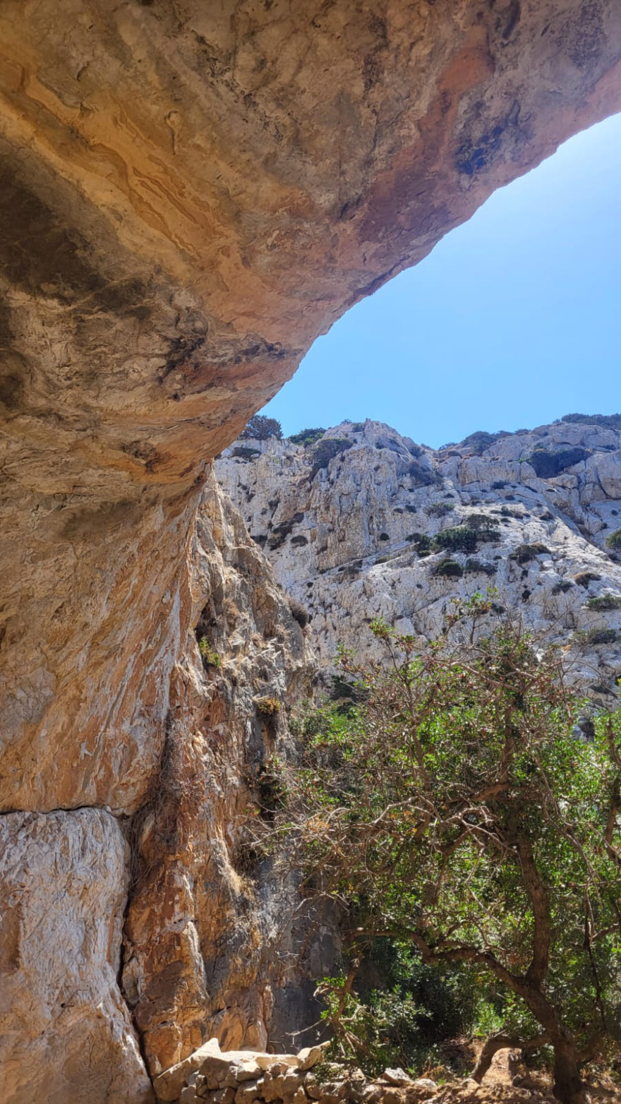 Το εντυπωσιακό σπήλαιο της Ηρακλειάς που κρύβεται πίσω από μια μικρή τρύπα σε έναν βράχο, μπαίνεις έρποντας, δείτε εικόνες