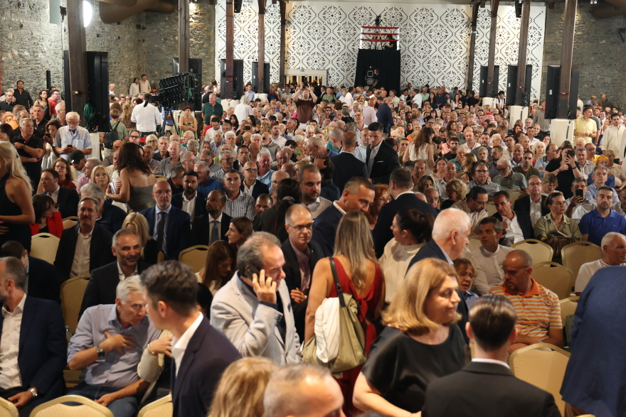 Το οικονομικό πρόγραμμα του Τσίπρα: Αυξήσεις σε γιατρούς, νοσηλευτές, εκπαιδευτικούς, επίδομα 500 ευρώ για φοιτητές, κατώτατο μισθό 1000 ευρώ, μείωση ΦΠΑ