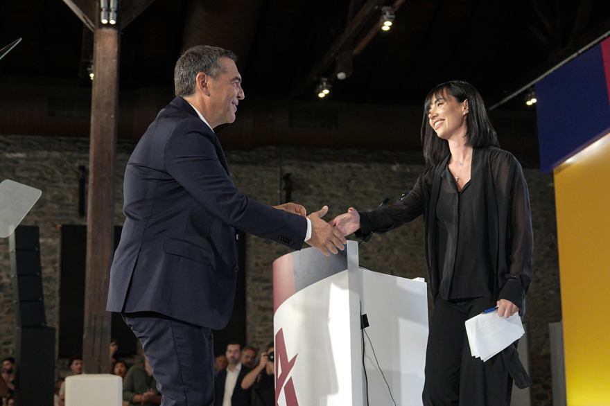 Κυβέλη Μάρδα: Ποια είναι η «άγνωστη» γυναίκα που προλόγισε τον Τσίπρα στη Θεσσαλονίκη
