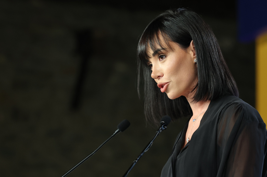 Κυβέλη Μάρδα: Ποια είναι η «άγνωστη» γυναίκα που προλόγισε τον Τσίπρα στη Θεσσαλονίκη