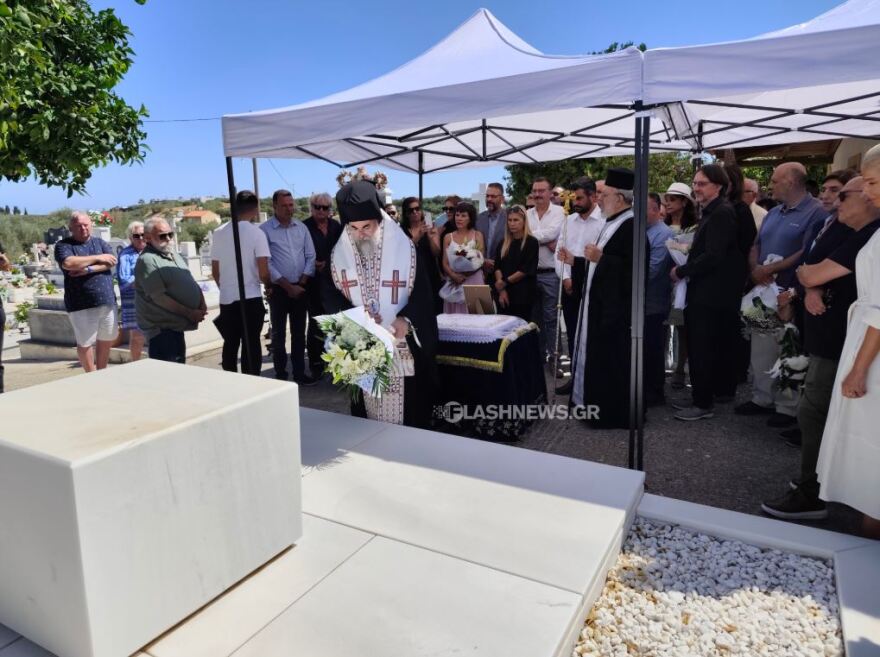 Σε κλίμα συγκίνησης το ετήσιο μνημόσυνο του Μίκη Θεοδωράκη στον Γαλατά, δείτε βίντεο και φωτογραφίες