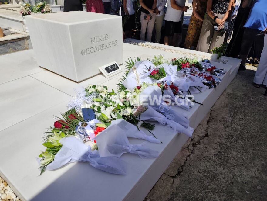 Σε κλίμα συγκίνησης το ετήσιο μνημόσυνο του Μίκη Θεοδωράκη στον Γαλατά, δείτε βίντεο και φωτογραφίες