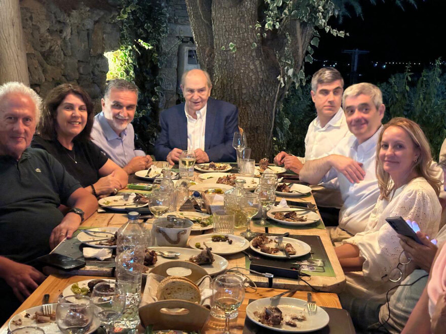 Δείπνο Ανδρουλάκη σε βουλευτές και στελέχη του ΠΑΣΟΚ σε ταβέρνα στο Ψυχρό Λασιθίου, δείτε φωτογραφίες και βίντεο