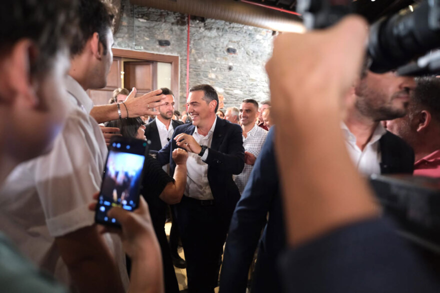 Το οικονομικό πρόγραμμα του Τσίπρα: Αυξήσεις σε γιατρούς, νοσηλευτές, εκπαιδευτικούς, επίδομα 500 ευρώ για φοιτητές, κατώτατο μισθό 1000 ευρώ, μείωση ΦΠΑ
