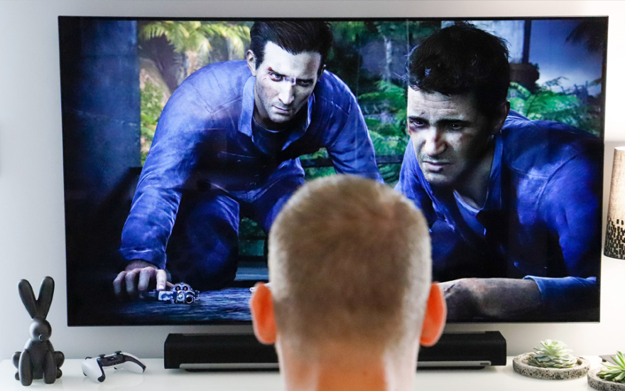 Η TV επιστρέφει στο επίκεντρο: Ταινίες, σειρές και gaming από τον καναπέ