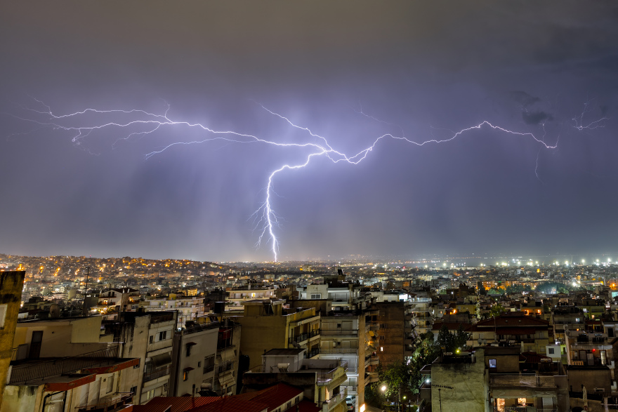 Καταιγίδα προκάλεσε προβλήματα στη Θεσσαλονίκη: Εντυπωσιακές φωτογραφίες από την έντονη κεραυνική δραστηριότητα