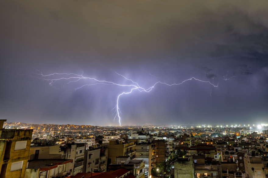 Καταιγίδα προκάλεσε προβλήματα στη Θεσσαλονίκη: Εντυπωσιακές φωτογραφίες από την έντονη κεραυνική δραστηριότητα