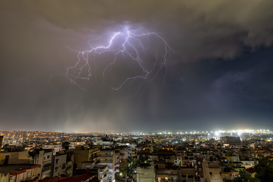 Καταιγίδα προκάλεσε προβλήματα στη Θεσσαλονίκη: Εντυπωσιακές φωτογραφίες από την έντονη κεραυνική δραστηριότητα