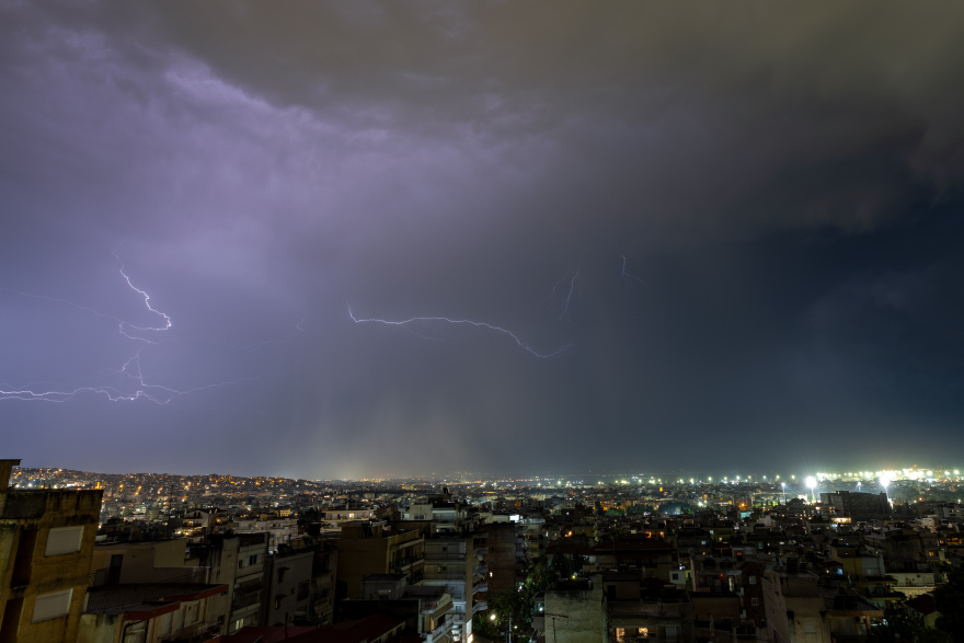 Καταιγίδα προκάλεσε προβλήματα στη Θεσσαλονίκη: Εντυπωσιακές φωτογραφίες από την έντονη κεραυνική δραστηριότητα
