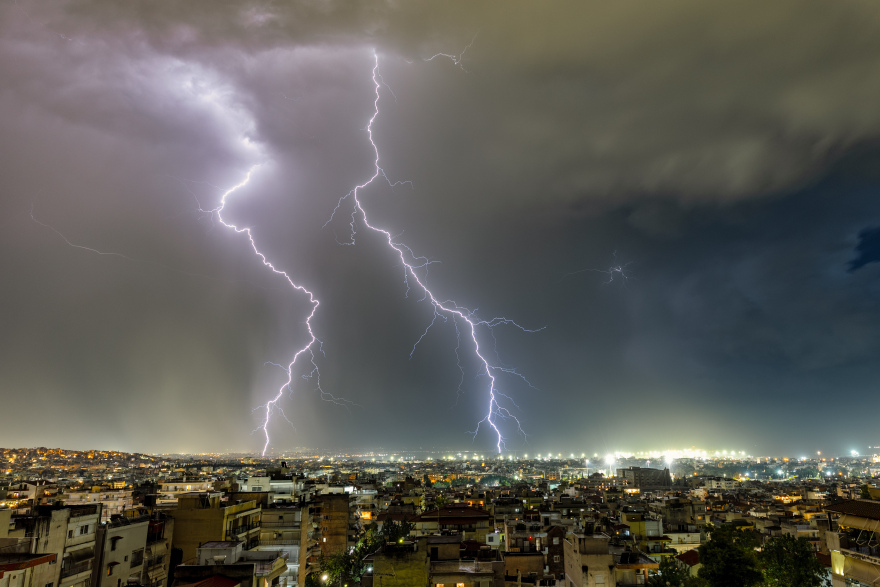 Καταιγίδα προκάλεσε προβλήματα στη Θεσσαλονίκη: Εντυπωσιακές φωτογραφίες από την έντονη κεραυνική δραστηριότητα