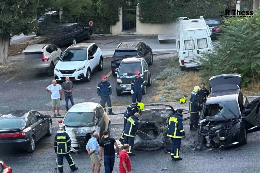Αναστάτωση στη Θεσσαλονίκη: Στις φλόγες τρία οχήματα στην Πυλαία, δείτε εικόνες και βίντεο