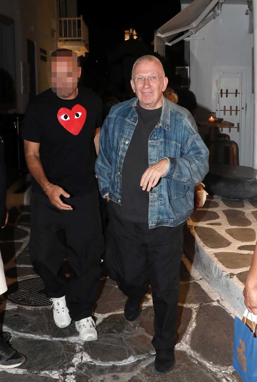 Στη Μύκονο ο Ζαν Πολ Γκοτιέ, φωτογραφίες από τη βραδινή του έξοδο