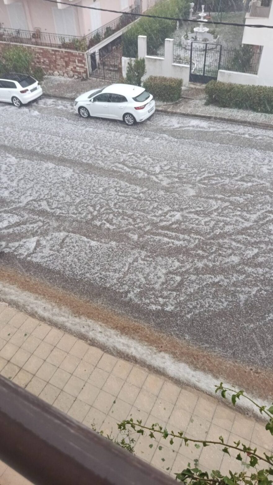 Έντονη χαλαζόπτωση έπληξε το κέντρο του Αγρινίου, πλημμύρισαν δρόμοι, δείτε βίντεο 

