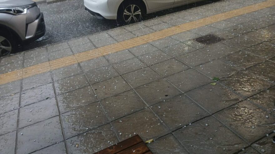Έντονη χαλαζόπτωση έπληξε το κέντρο του Αγρινίου, πλημμύρισαν δρόμοι, δείτε βίντεο 

