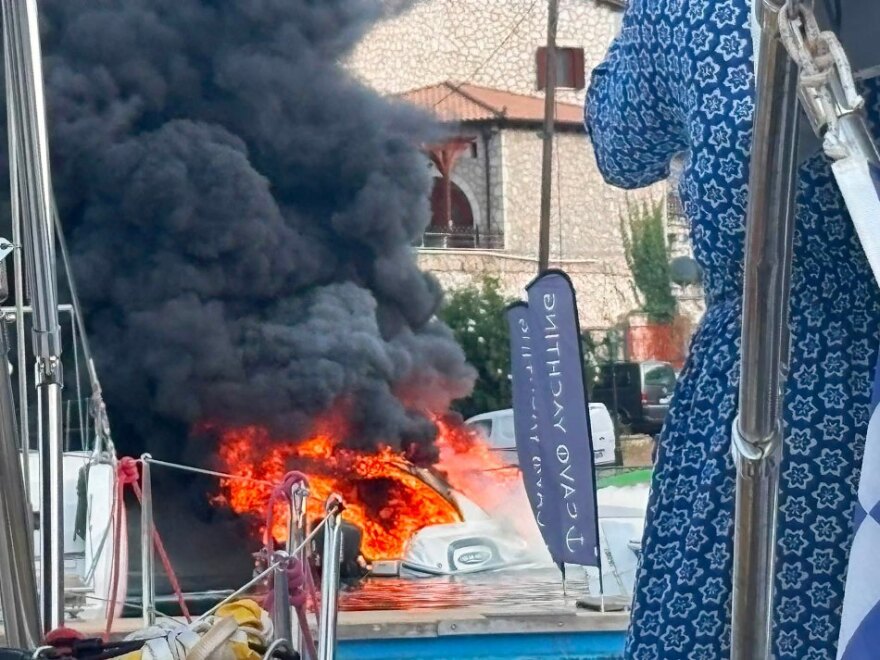 Λευκάδα: Παρανάλωμα του πυρός έγινε φουσκωτό σκάφος στα Σύβοτα, δείτε βίντεο