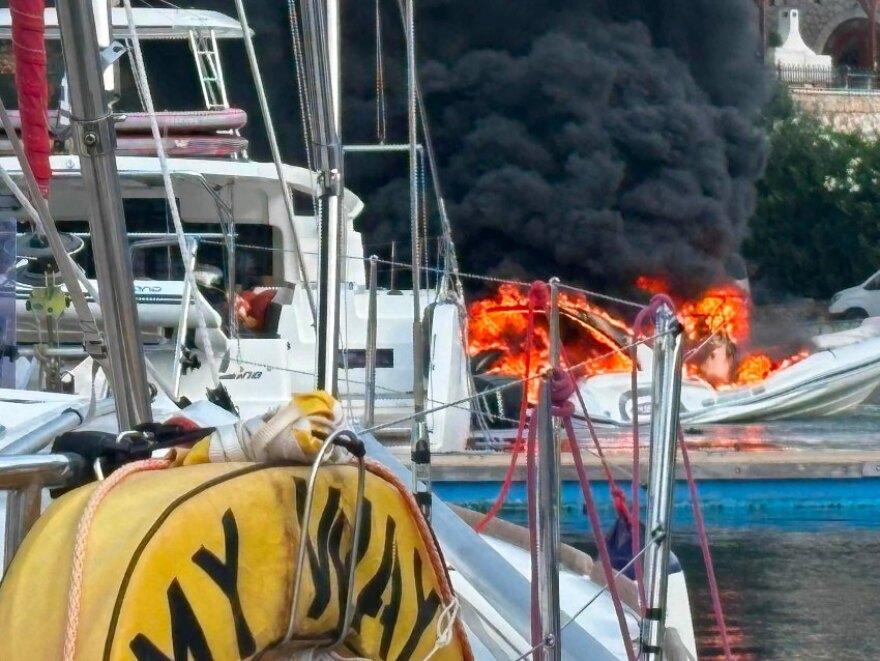 Λευκάδα: Παρανάλωμα του πυρός έγινε φουσκωτό σκάφος στα Σύβοτα, δείτε βίντεο