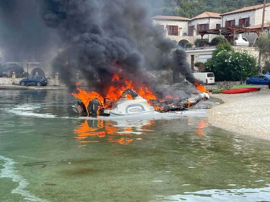 Λευκάδα: Παρανάλωμα του πυρός έγινε φουσκωτό σκάφος στα Σύβοτα, δείτε βίντεο