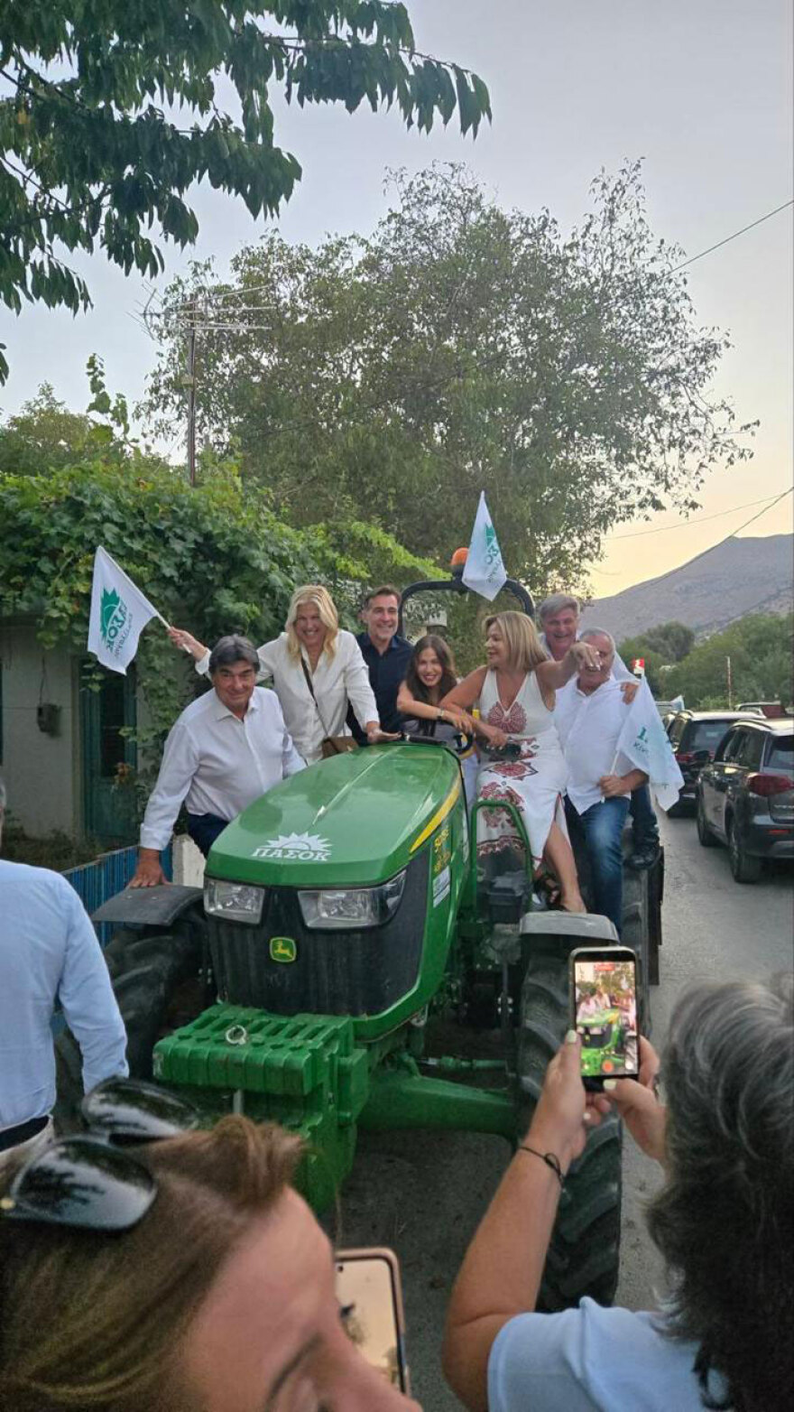 Το ΠΑΣΟΚ... ξανανέβηκε στα τρακτέρ αλά Τσίπρα με Φαραντούρη και Θρασκιά, δείτε φωτογραφίες από την Κρήτη