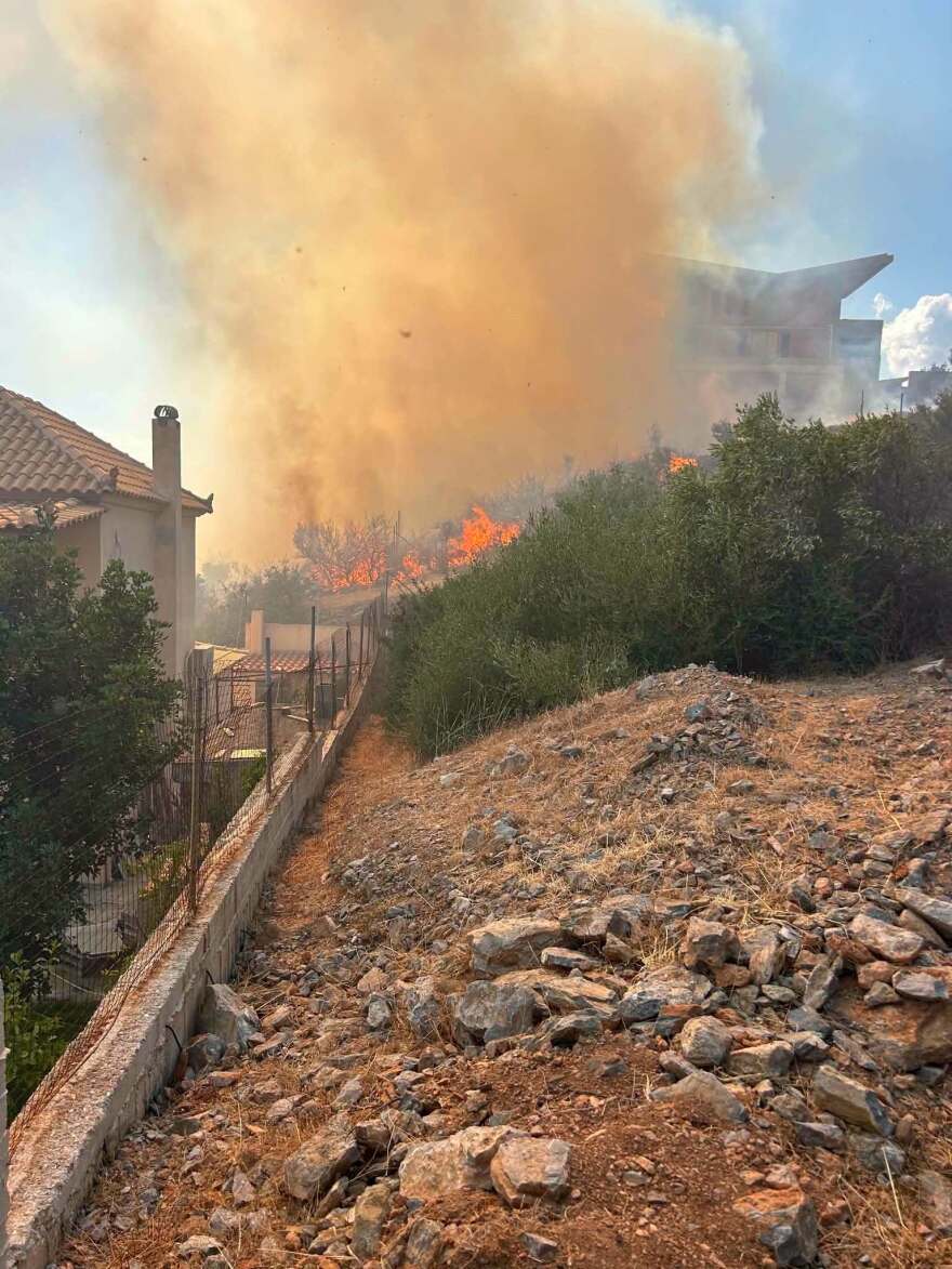 Χωρίς ενεργό μέτωπο η φωτιά στην Ανάβυσσο, ξεκίνησε από ΙΧ και επεκτάθηκε σε χαμηλή βλάστηση