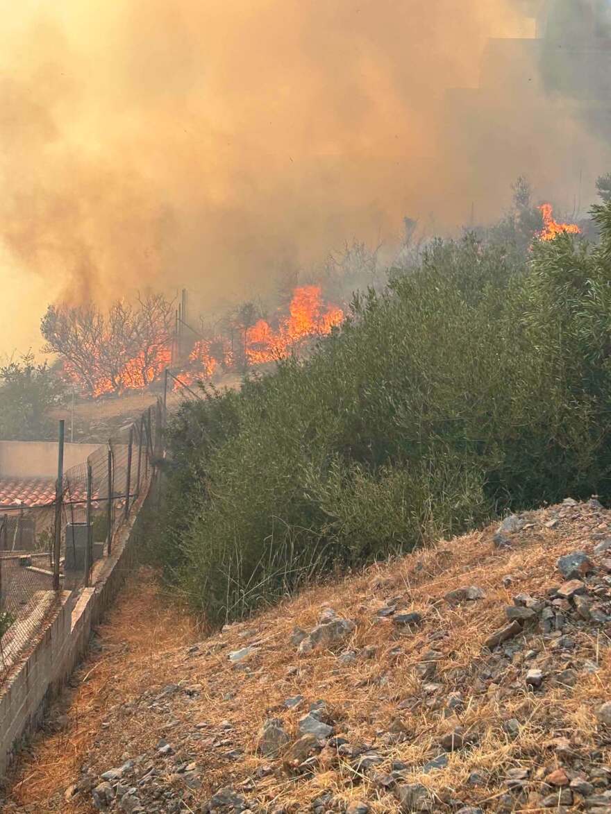 Χωρίς ενεργό μέτωπο η φωτιά στην Ανάβυσσο, ξεκίνησε από ΙΧ και επεκτάθηκε σε χαμηλή βλάστηση